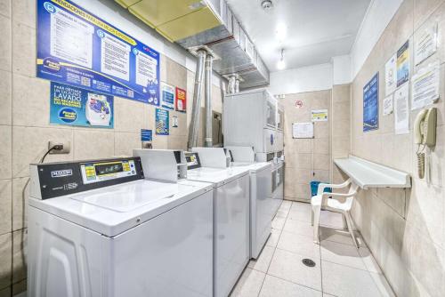 a laundry room with a row of washing machines at Espacio Viña- 1D with Wifi in Viña del Mar