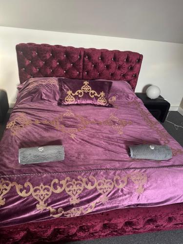 B&M Jeccuzi Studio self-check in