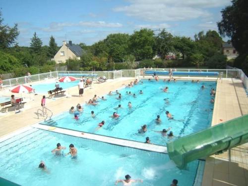 a group of people in a swimming pool at ZEcamping 3 étoiles pet friendly animations piscine chauffée in Merdrignac