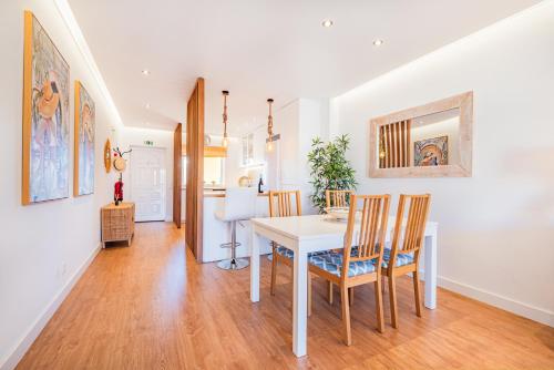 a kitchen and dining room with a table and chairs at Jardins Vale de Parra in Albufeira