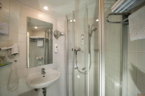 Een badkamer bij AHORN Seehotel Templin