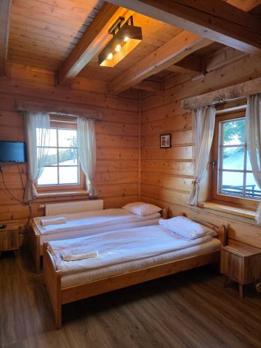 Lova arba lovos apgyvendinimo įstaigoje Zagroda Lepiarzówka Hotel i SPA