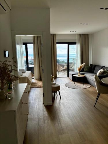 SeaView Jacuzzi Apartment