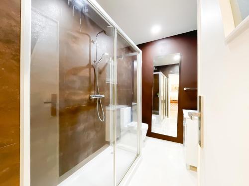 a bathroom with a shower and a toilet at Modern 3 Bedroom Apartment Near Belém Lisbon Upto 5 Guests in Cruz Quebrada