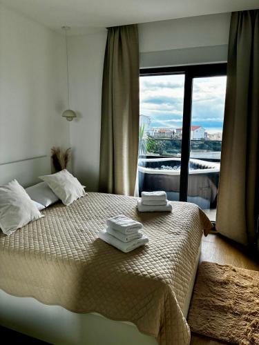 SeaView Jacuzzi Apartment