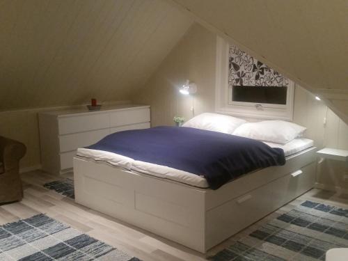 ein Schlafzimmer mit einem großen Bett im Dachgeschoss in der Unterkunft Ormåsen Loft in Ormåsen