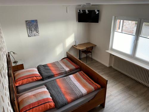 a bedroom with two bunk beds and a desk at Sommertraum im Hasetal, Becksvoort-Noll in Löningen