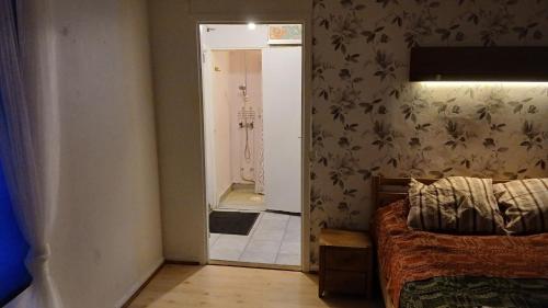 a room with a door leading to a bathroom at Stuga Sandhem in Sandhem