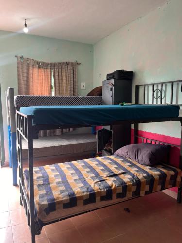 ein Zimmer mit zwei Etagenbetten und einem Billardtisch in der Unterkunft Rancho House in Cancún