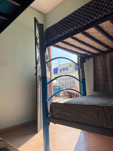 ein Etagenbett in einem Zimmer mit Fenster in der Unterkunft Rancho House in Cancún