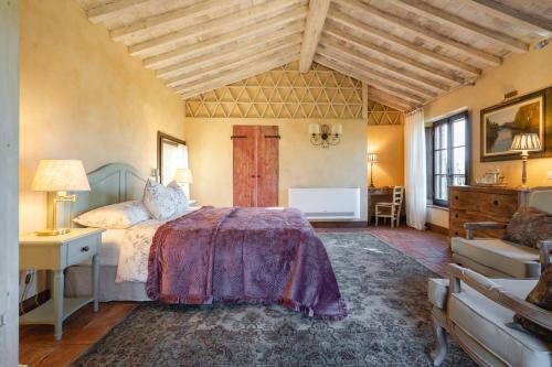 a bedroom with a bed and a table and a couch at Agriturismo La Frattina in Buonconvento
