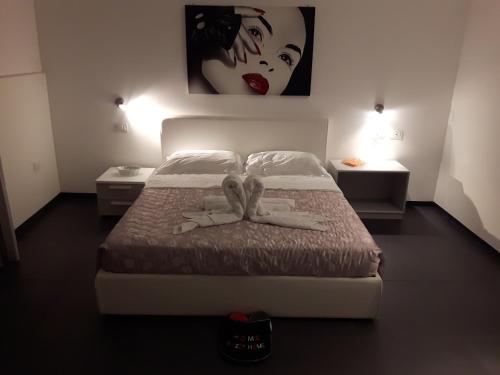 パレルモにあるA un passo dal Massimoのベッドルーム1室(2つの手を持つベッド1台付)