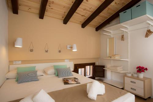 バレンシアにあるBlanquerias Apartmentsのベッドルーム(大型ベッド1台、テーブル付)