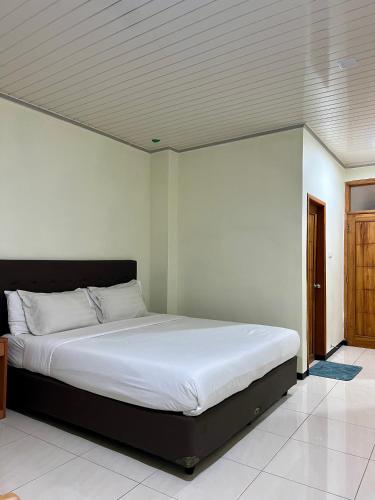 a bedroom with a large bed in a room at Aurora Hotel Siliwangi in Cirebon