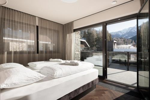 Suitehouse, Premium Apartments, Pools & Spa in Dolomites - by Familiaris