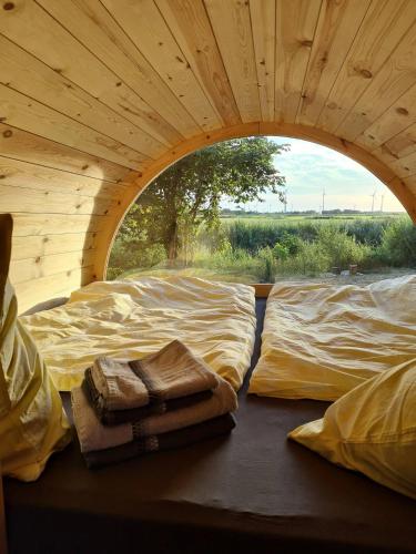 a room with two books on a bed with a window at Die Sonnenblume in Holtgast