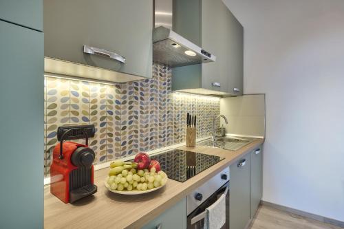 a kitchen with a bowl of fruit on a counter at La cà del Pin in Lierna