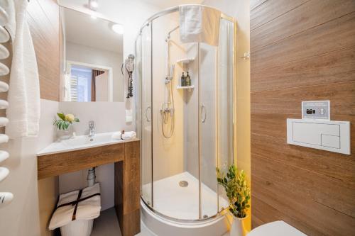 a bathroom with a shower and a sink at S12 Boutique Residence - by Hosty in Krakow