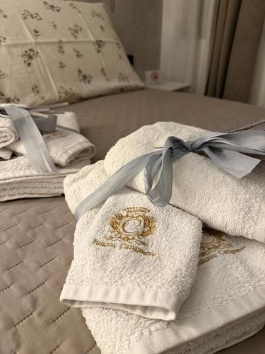 a couple of towels sitting on a bed at Palazzo Carignano in Chioggia