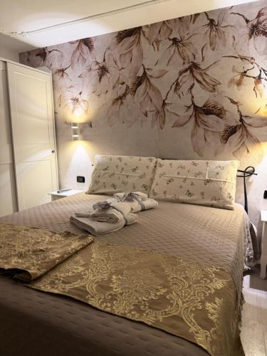 a bedroom with a bed with a flower wallpaper at Palazzo Carignano in Chioggia
