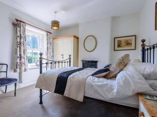 a bedroom with a bed and a window at 2 Bed in Bakewell oc-pk894 in Bakewell