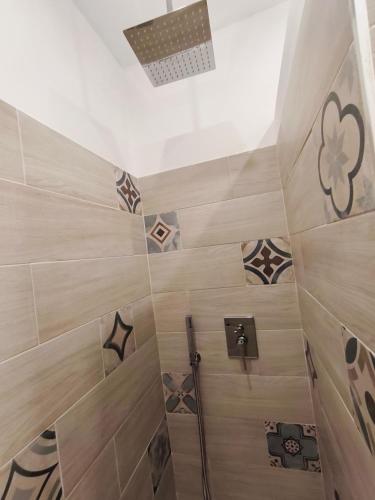 a bathroom with a shower with wooden tiles at casa Giuseppe in Catania