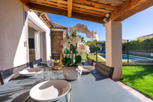 Bright villa with swimming pool and private parking