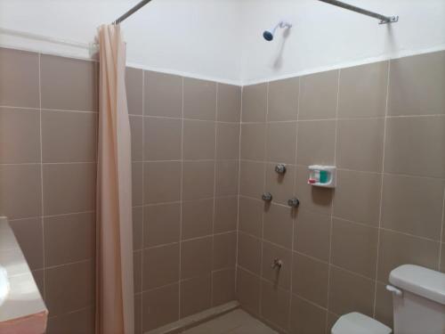 ein Badezimmer mit Dusche und Toilette in der Unterkunft Hotel Casa Zued chichen itza in Pisté