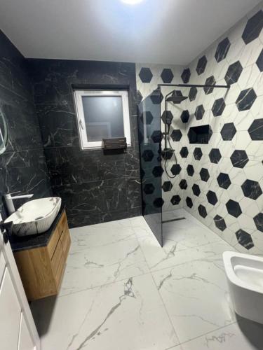 a bathroom with a sink and a shower at Casa Eva in Beclean