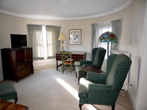 a living room with chairs and a table and a desk at Turkey Hill Inn in Summit