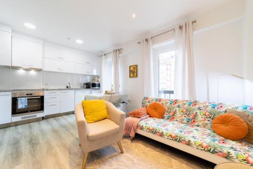 Elegant 2 Bedrooms Apartment with Balconies in Lisbon