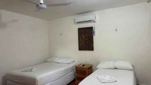 ein Zimmer mit zwei Betten und einer Klimaanlage in der Unterkunft Hotel Casa Zued chichen itza in Pisté