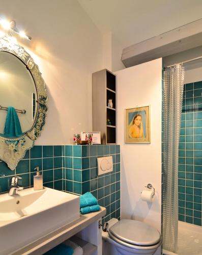une salle de bain avec un lavabo, des toilettes et un miroir dans l'établissement Villa Chandra, à Biot