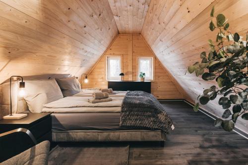 a bedroom with a bed in a wooden cabin at Kleines Häuschen in der Oberlausitz in Löbau