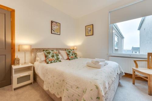 a bedroom with a bed and a window at 3 Bed in Mumbles oc-hh1223 in The Mumbles