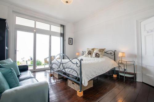 a bedroom with a bed and a couch at 2 Bed in Langland oc-hh142 in Newton