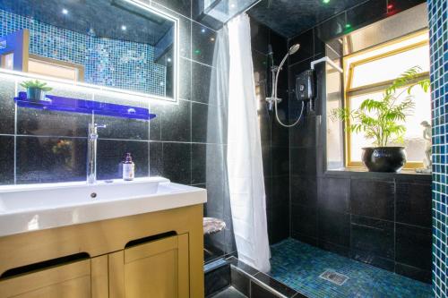 a bathroom with a sink and a shower at 2 Bed in Langland oc-hh142 in Newton
