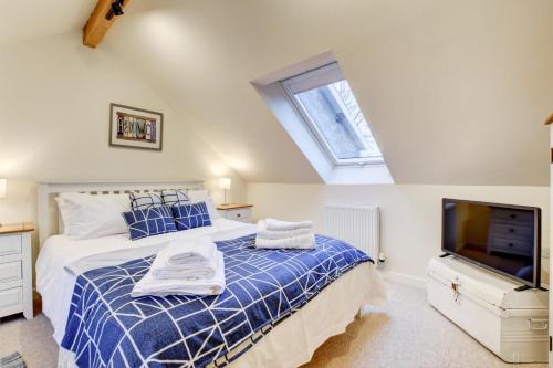 a bedroom with a bed and a flat screen tv at 3 Bed in Machynlleth oc-bow91 in Penegoes