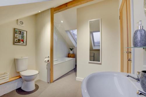 a bathroom with a toilet and a bath tub at 3 Bed in Machynlleth oc-bow91 in Penegoes