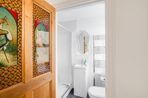 a bathroom with a toilet and a sink at 3 Bed in Beer oc-jbvalh in Beer