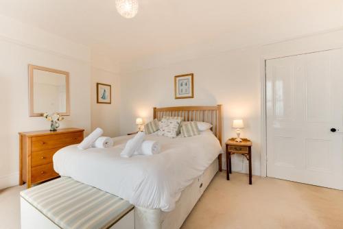 a bedroom with a large white bed and a dresser at 2 Bed in Seaton oc-mbbri in Seaton