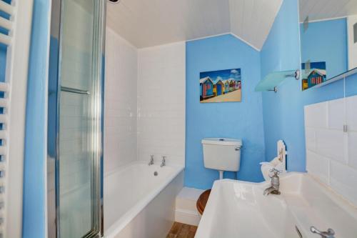 a bathroom with a toilet and a shower and a sink at 3 Bed in Little Walsingham oc-1386 in Little Walsingham