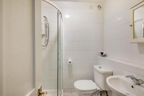 a bathroom with a toilet and a sink and a shower at 1 Bed in Berwick-upon-Tweed oc-a32026 in Kyloe
