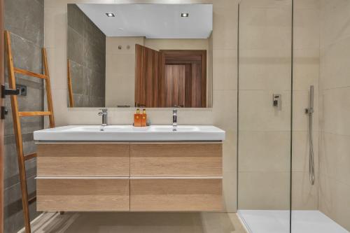 Marbella Lake - 3 Bedroom Luxury Apartment by Finest Rentals