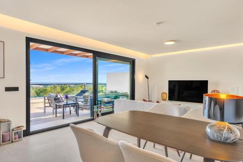 Marbella Lake - 3 Bedroom Luxury Apartment by Finest Rentals