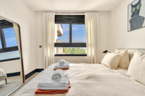 Marbella Lake - 3 Bedroom Luxury Apartment by Finest Rentals