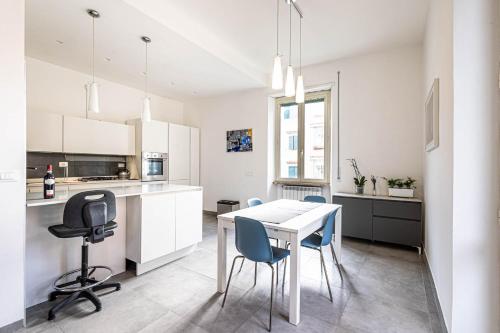 Large and bright, a stone's throw from Trastevere