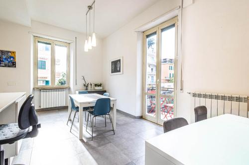 Large and bright, a stone's throw from Trastevere
