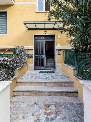 Large and bright, a stone's throw from Trastevere