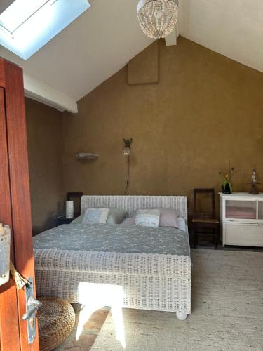 Tiny House La Tourelle في La Rosière: غرفة نوم بها سرير في غرفة ذات سقف